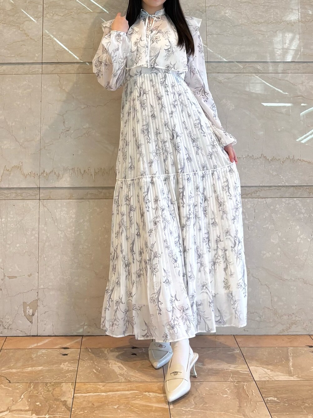 ホワイト系のワンピース、ホワイト系のパンプスを着用したレディースの冬コーディネートの2枚目の写真