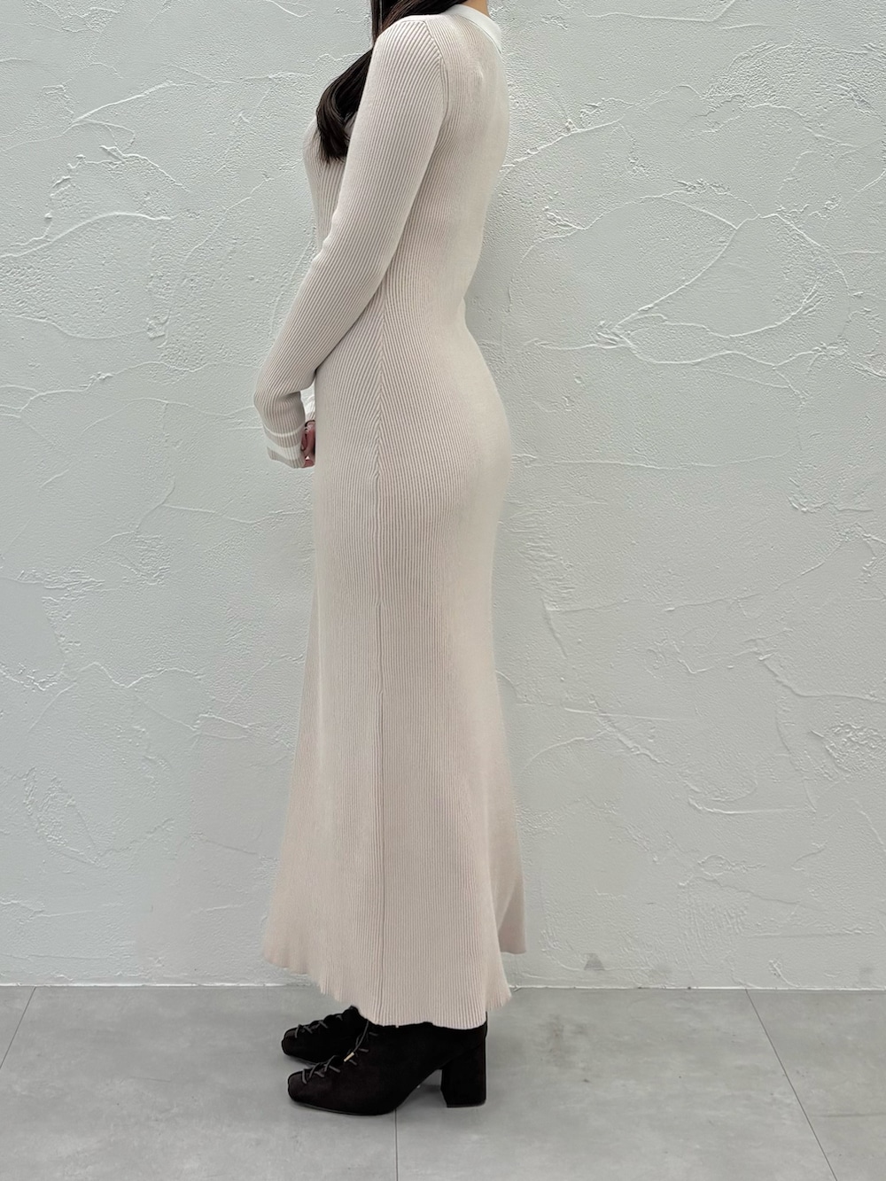 ベージュ系のワンピース、ブラウン系のブーツを着用したレディースの秋コーディネートの4枚目の写真