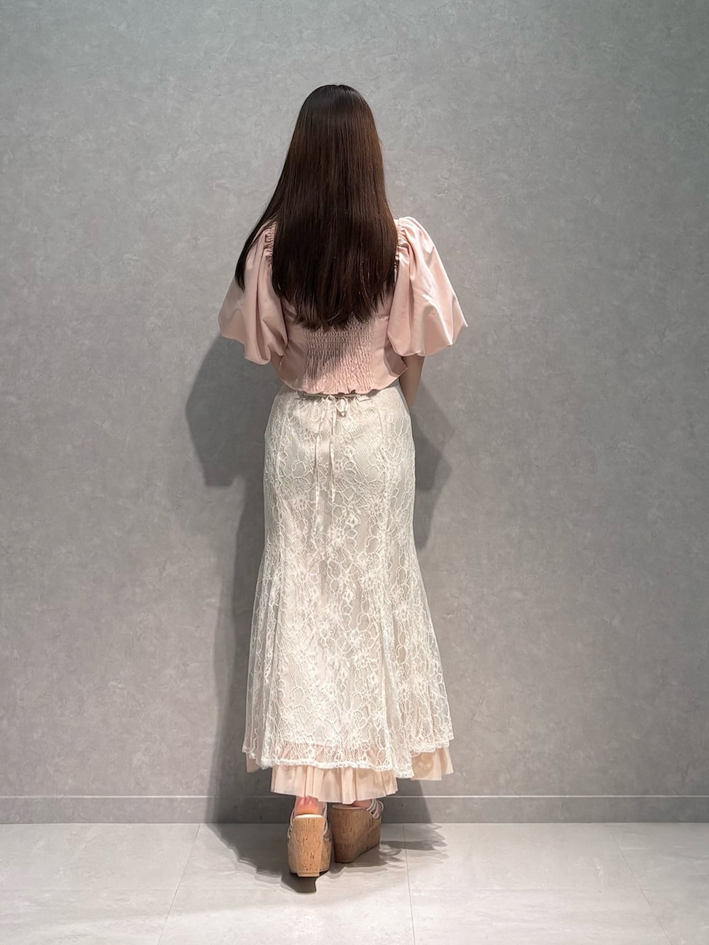 ホワイト系のハンドバッグ、ホワイト系のスカート、ピンク系のシャツ/ブラウスを着用したレディースの夏コーディネートの5枚目の写真
