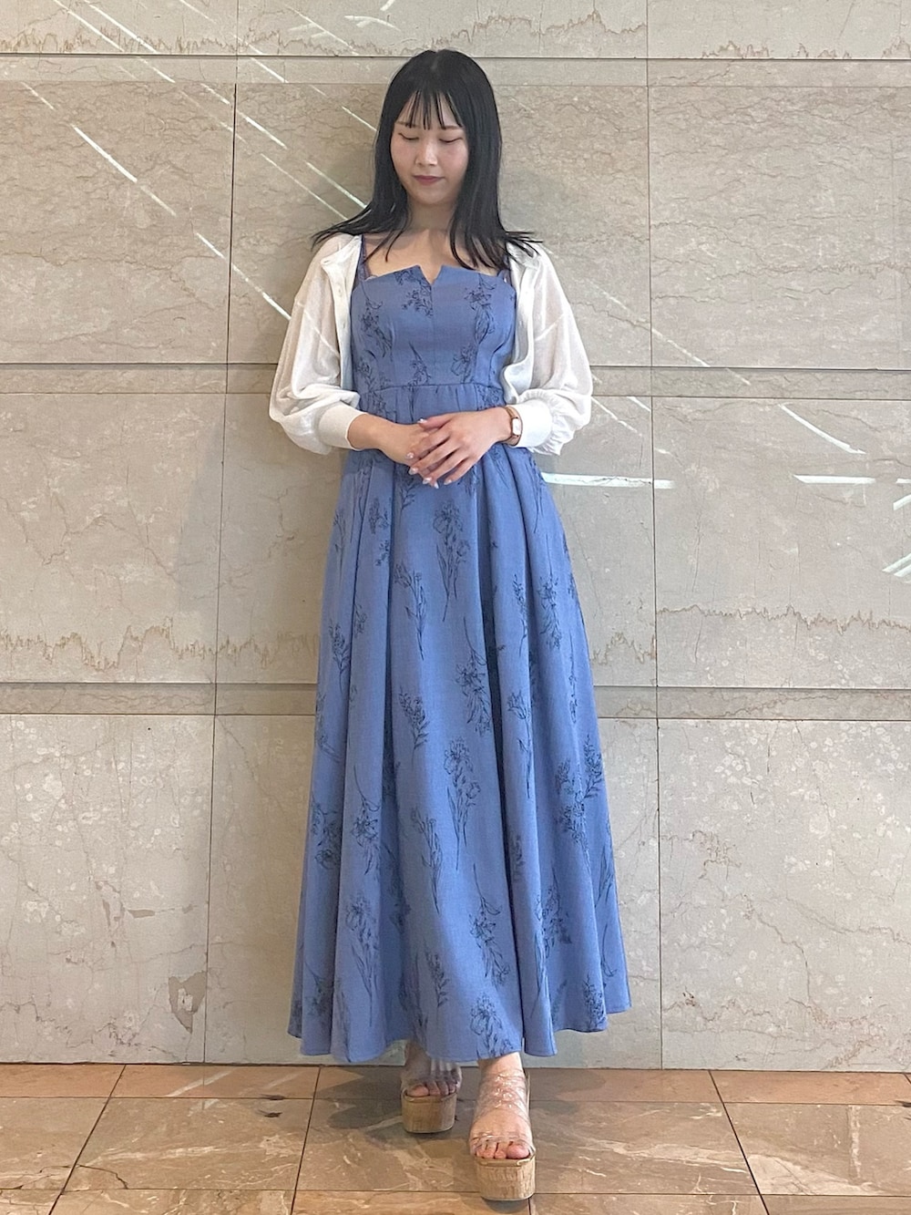 ブルー系のワンピース、その他のサンダル、ホワイト系のカーディガン/ボレロを着用したレディースの夏コーディネートの2枚目の写真