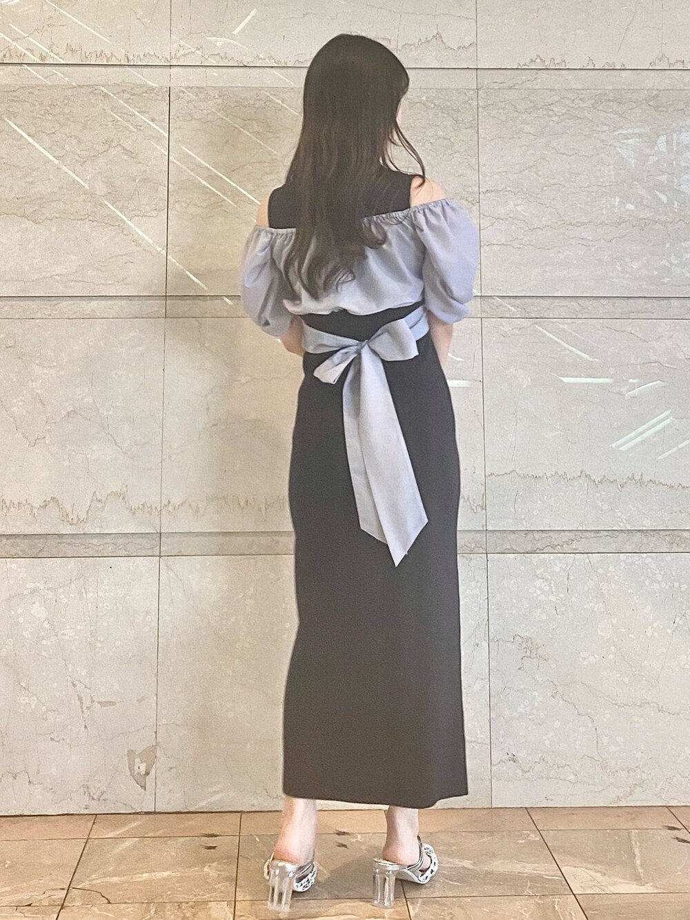 ブルー系のワンピース、シルバー系のパンプスを着用したレディースの春コーディネートの4枚目の写真