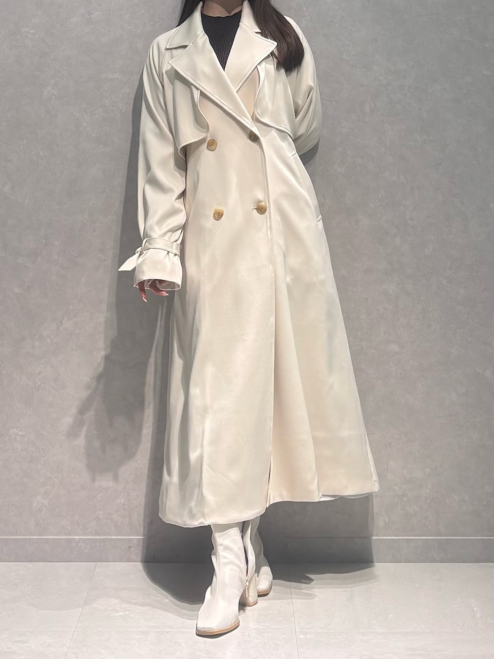 グリーン系のスカート、ホワイト系のブーツ、ブラウン系のニット/セーターを着用したレディースの春コーディネートの3枚目の写真