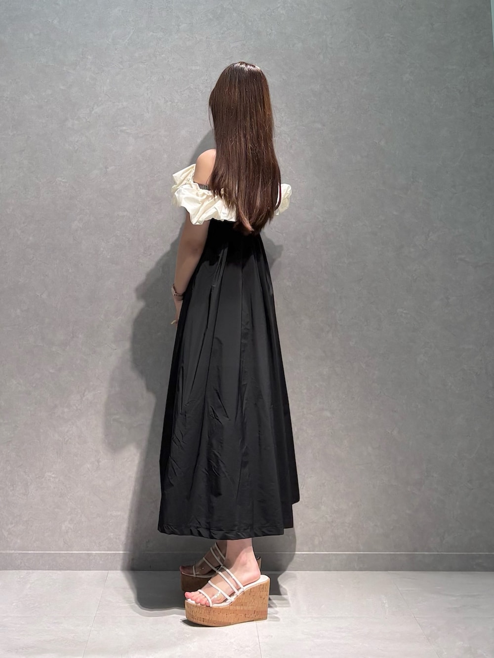 ブラック系のワンピース、グリーン系のショルダーバッグ、その他のサンダルを着用したレディースの夏コーディネートの4枚目の写真
