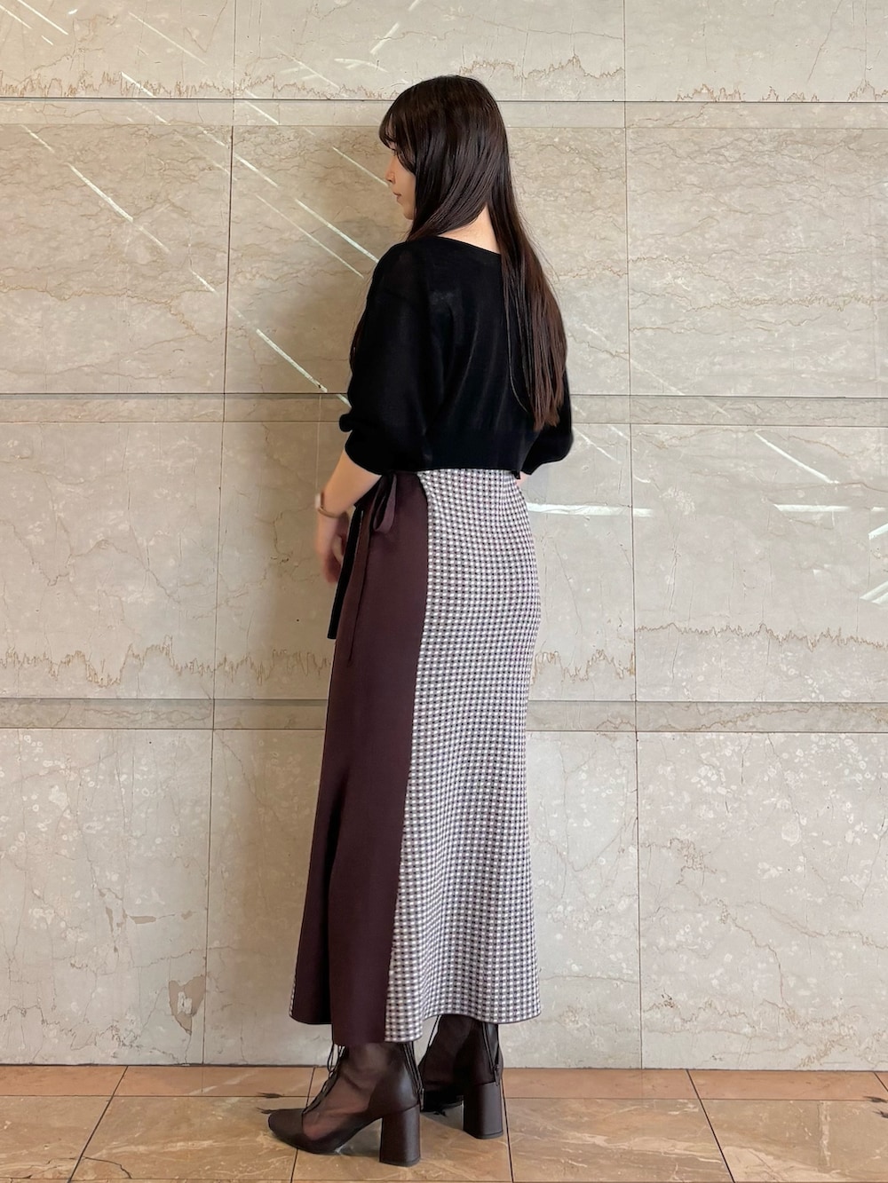 ブラウン系のワンピース、ブラウン系のブーツ、ブラック系のカーディガン/ボレロを着用したレディースの夏コーディネートの3枚目の写真