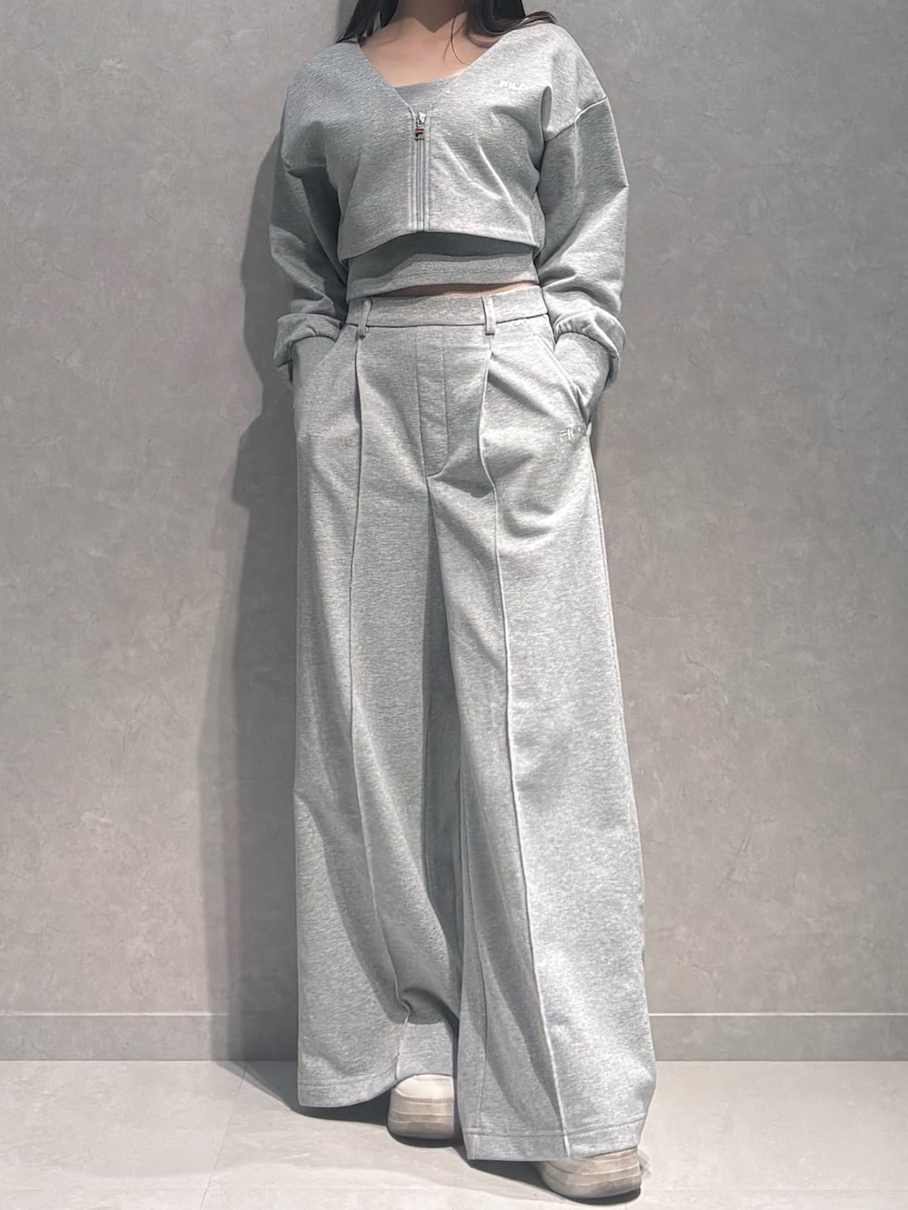 グレー系のその他パンツ、グレー系のTシャツ/カットソーを着用したレディースの春コーディネートの2枚目の写真