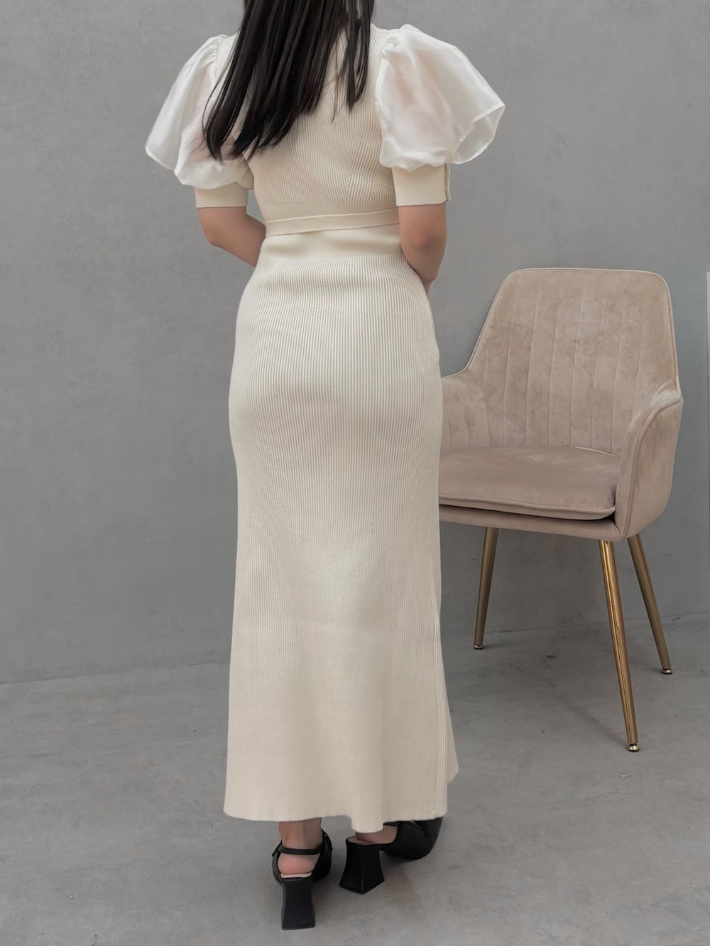 ブラウン系のパンプス、ホワイト系のワンピースを着用したレディースの冬コーディネートの4枚目の写真