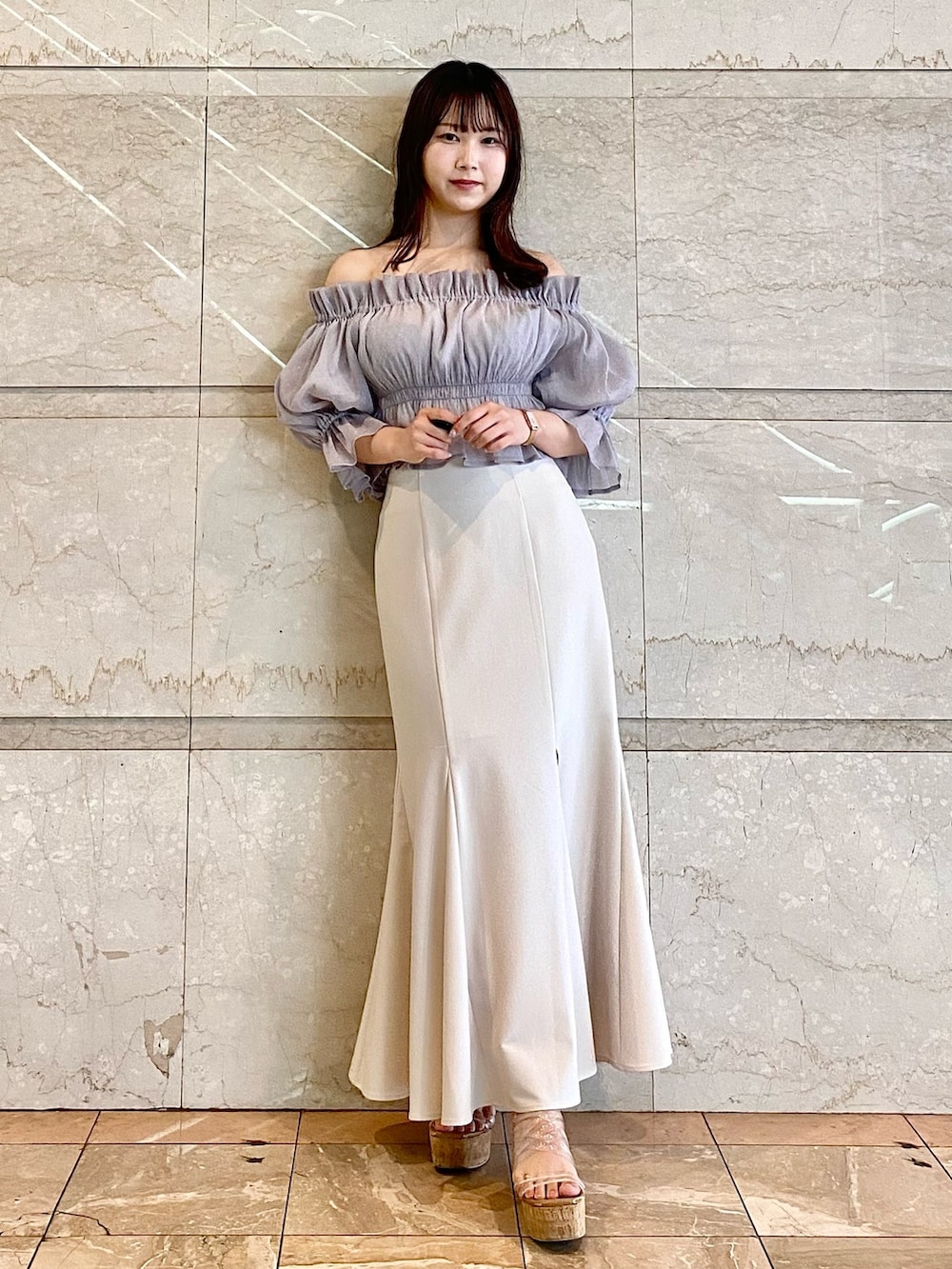 ホワイト系のスカート、ブルー系のシャツ/ブラウス、その他のサンダルを着用したレディースの夏コーディネートの2枚目の写真