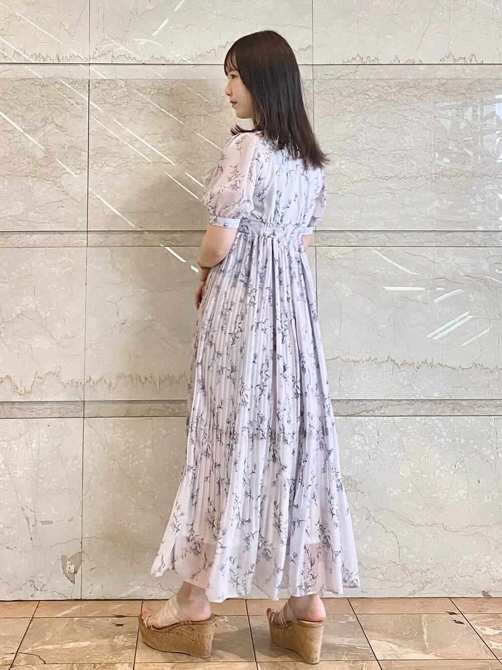 ピンク系のワンピース、その他のサンダルを着用したレディースの春コーディネートの3枚目の写真