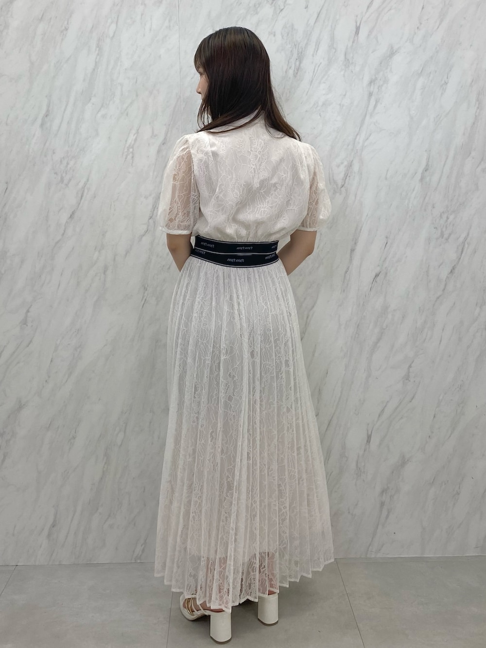 ベージュ系のショルダーバッグ、ホワイト系のサンダル、ホワイト系のシャツ/ブラウスを着用したレディースの夏コーディネートの3枚目の写真