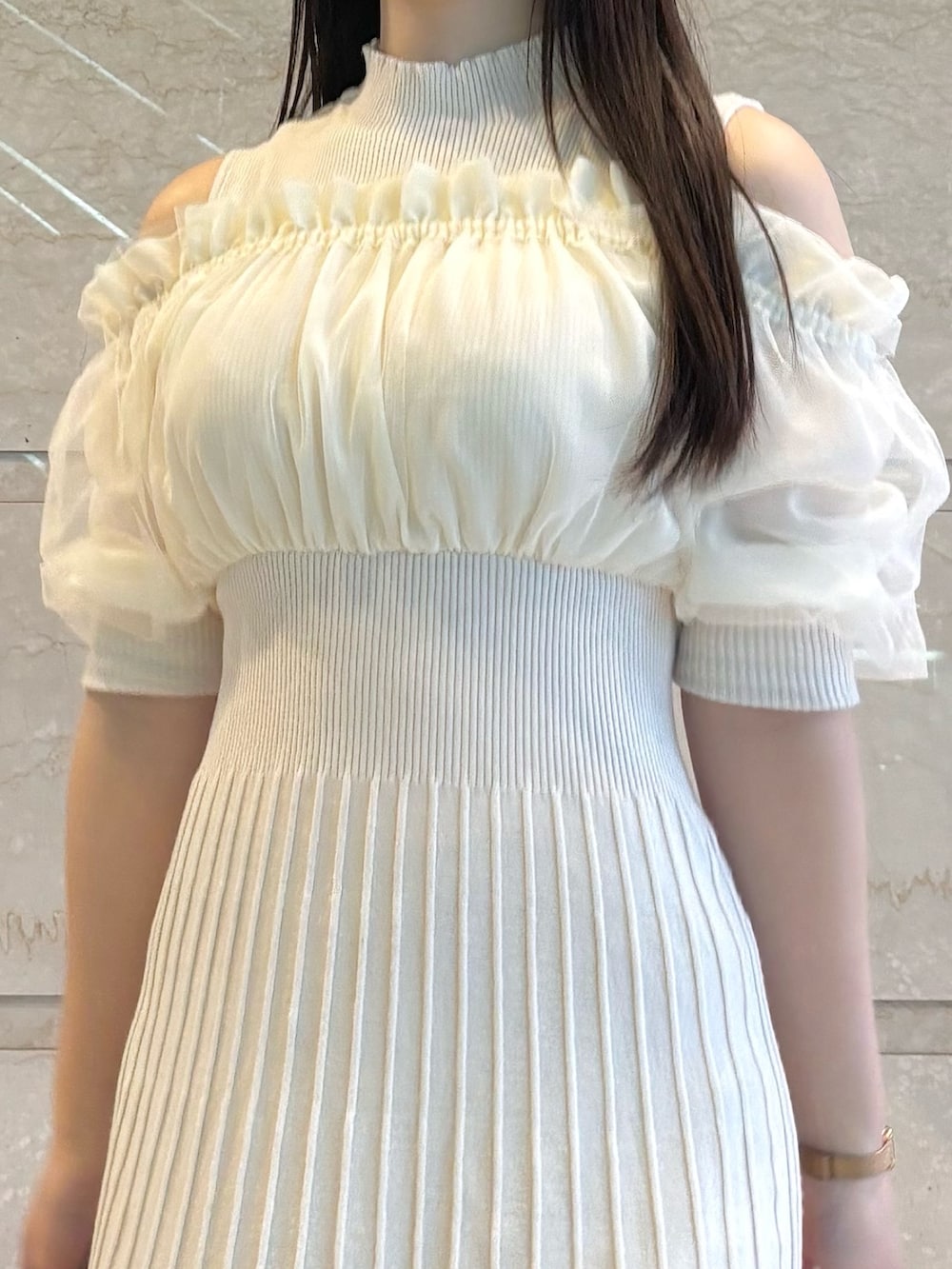 ホワイト系のワンピース、ホワイト系のパンプスを着用したレディースの春コーディネートの4枚目の写真