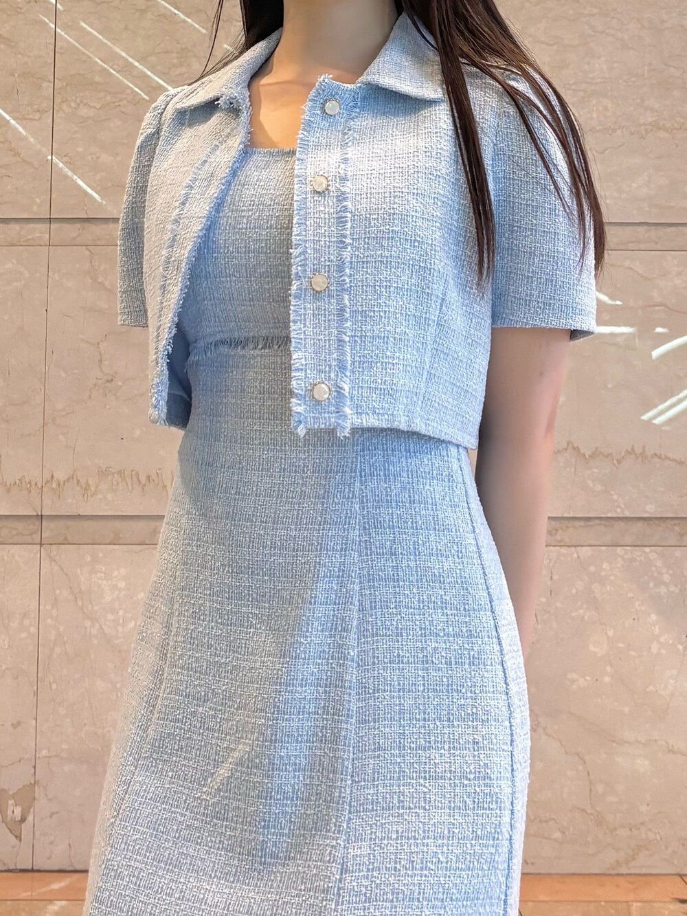 ブルー系のワンピース、ブルー系のその他アウター、シルバー系のパンプスを着用したレディースの春コーディネートの5枚目の写真