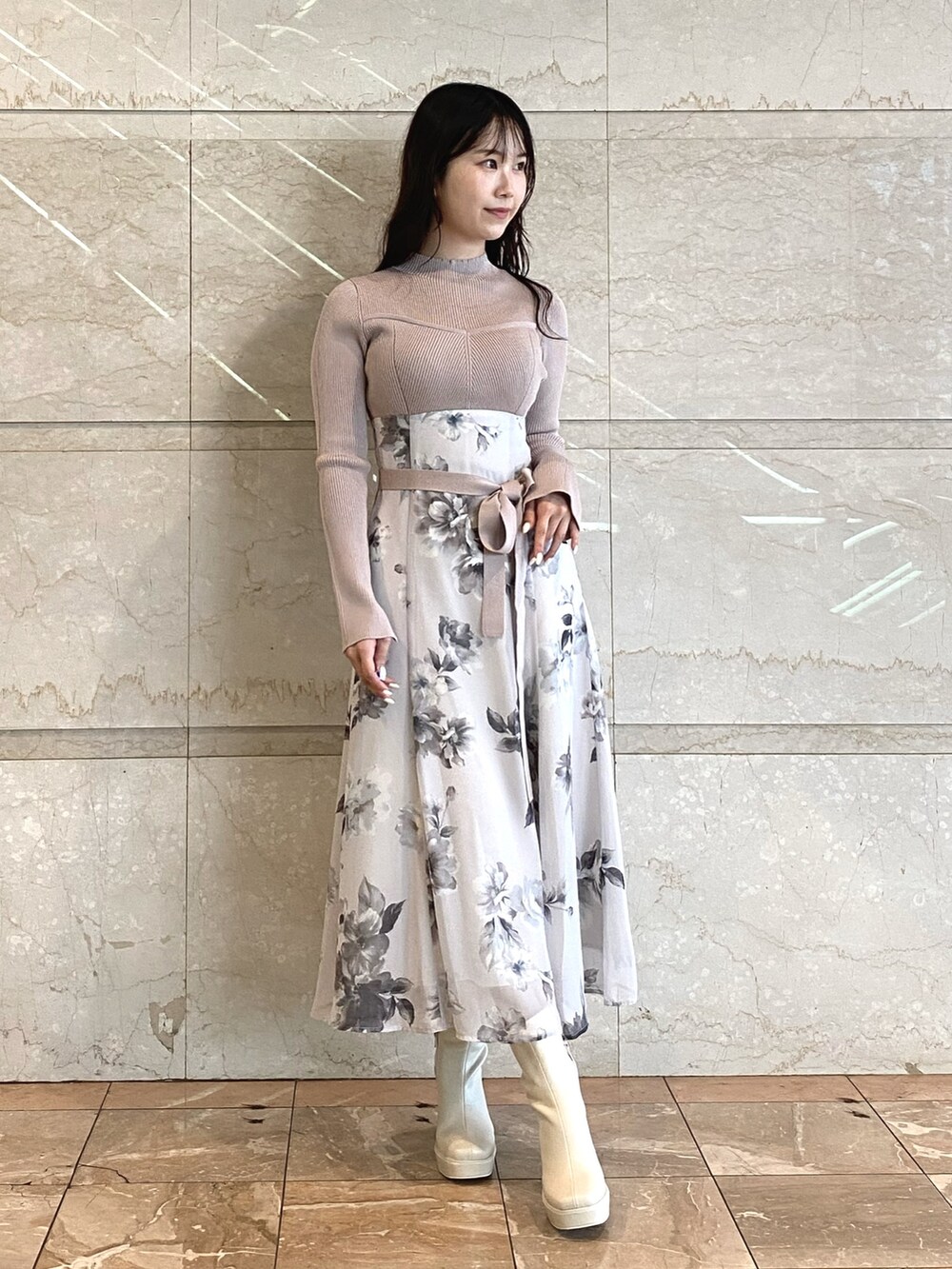 ベージュ系のワンピース、ホワイト系のブーツ、ベージュ系のテーラードジャケットを着用したレディースの秋コーディネートの5枚目の写真