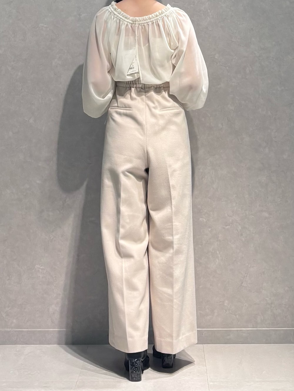 ホワイト系のワンピース、ブラック系のブーツを着用したレディースの秋コーディネートの6枚目の写真