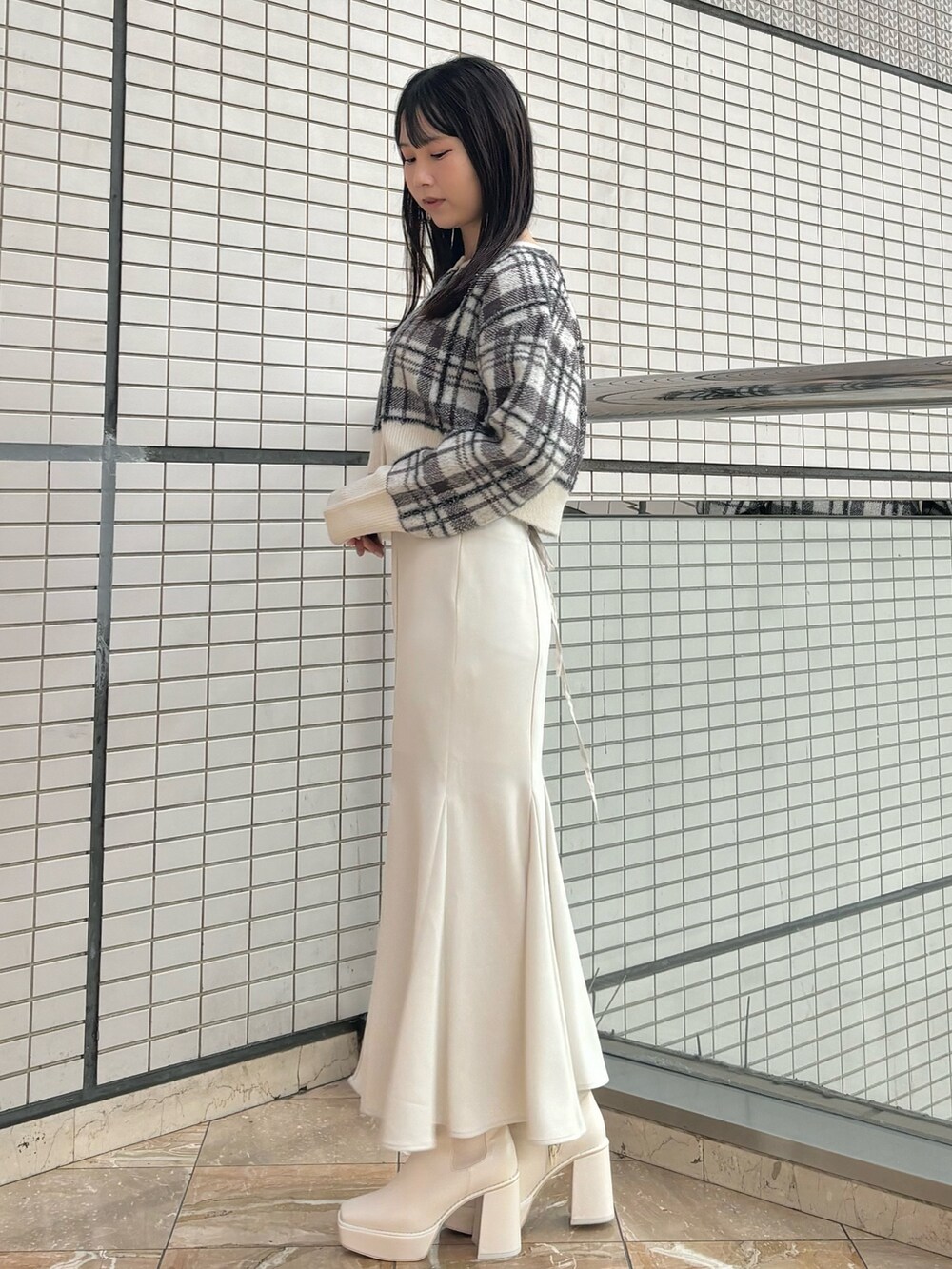 ホワイト系のスカート、ホワイト系のブーツ、ホワイト系のカーディガン/ボレロを着用したレディースの秋コーディネートの3枚目の写真