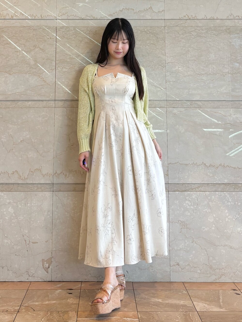 「MERCURYDUOのリネンライクバックレースアップキャミワンピース（ワンピース、ホワイト系）」を使った、NANAさん（レディース・155cm）の春コーディネートの2枚目の写真