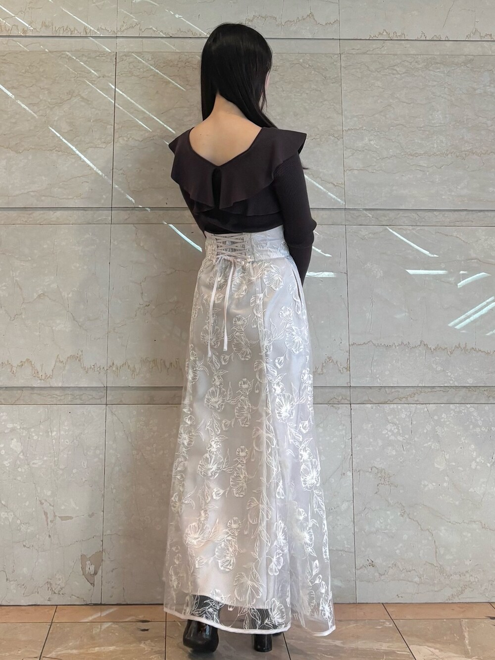 ブラウン系のニット/セーター、ブラック系のブーツ、ピンク系のスカートを着用したレディースの冬コーディネートの3枚目の写真