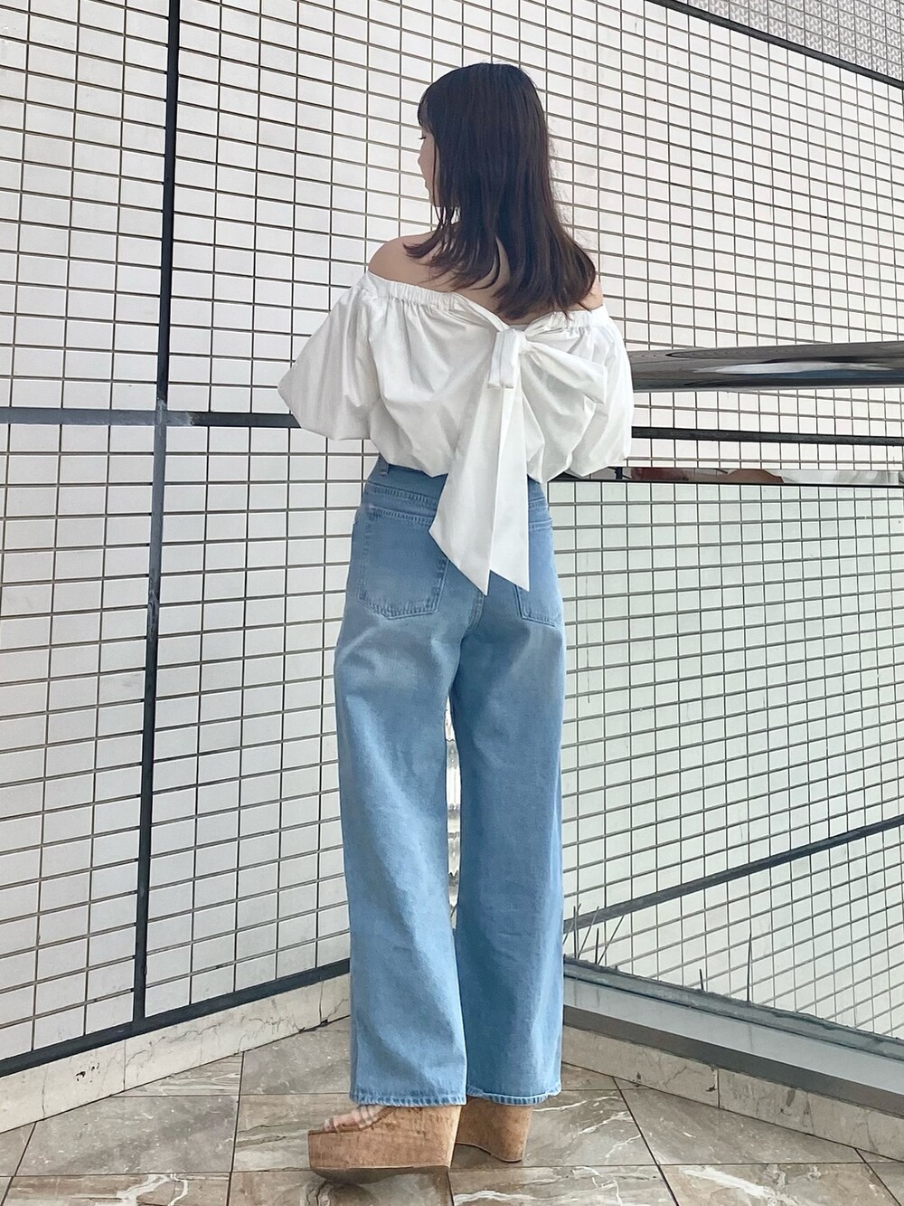 ブルー系のデニムパンツ、その他のサンダル、ホワイト系のシャツ/ブラウスを着用したレディースの夏コーディネートの3枚目の写真