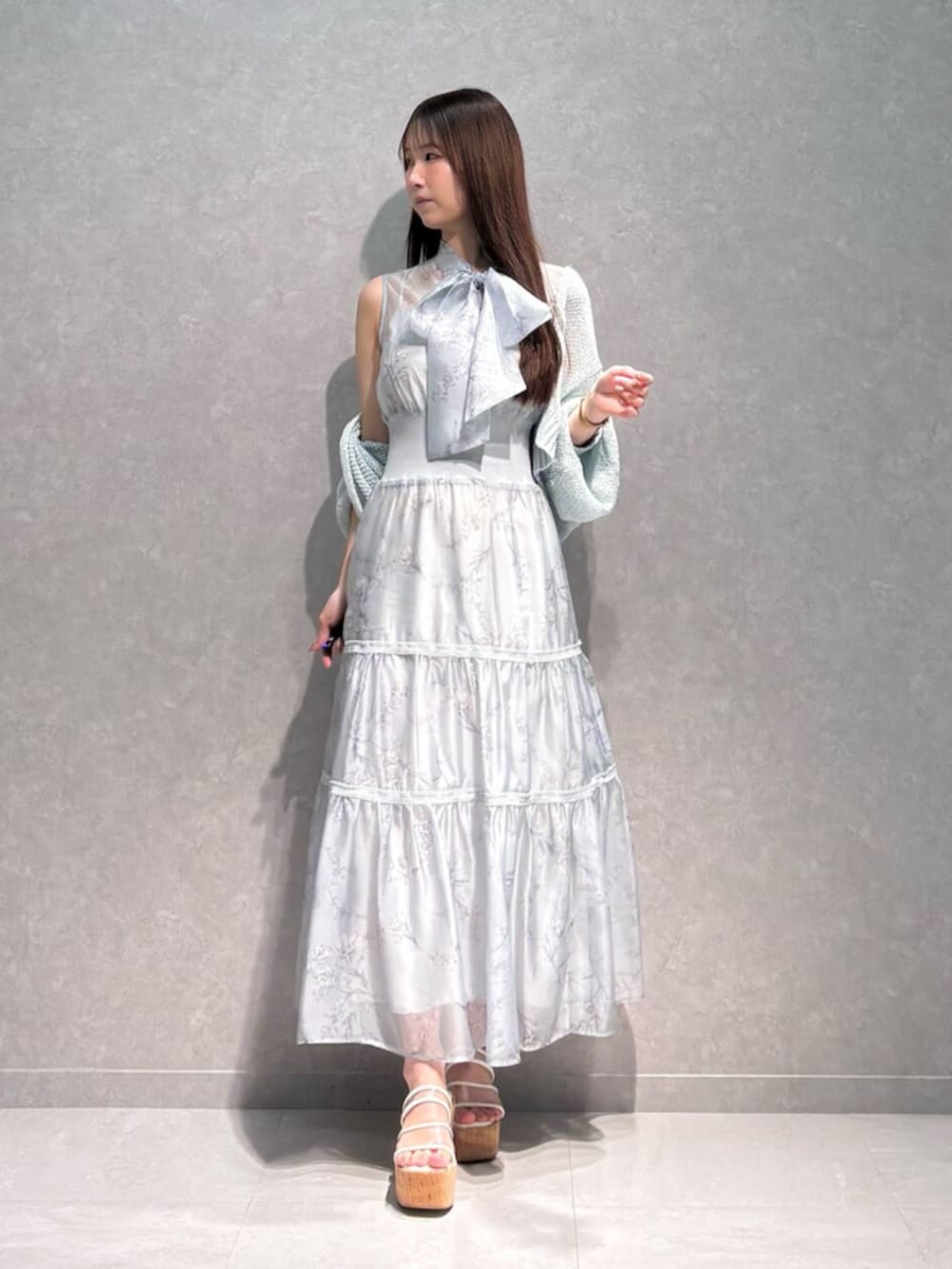 ブルー系のカーディガン/ボレロ、その他のサンダル、ブルー系のワンピースを着用したレディースの夏コーディネートの2枚目の写真
