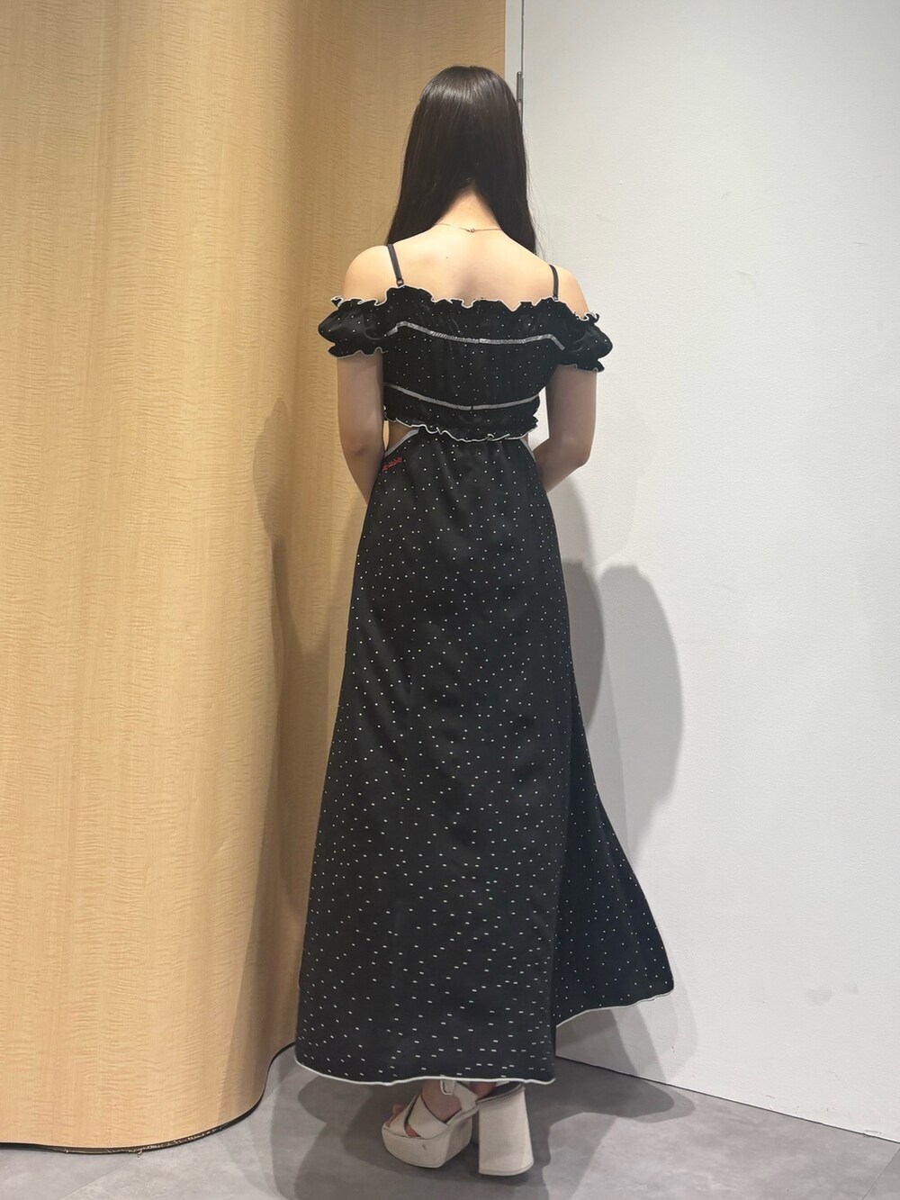 ホワイト系のサンダル、ブラック系のワンピースを着用したレディースの夏コーディネートの4枚目の写真