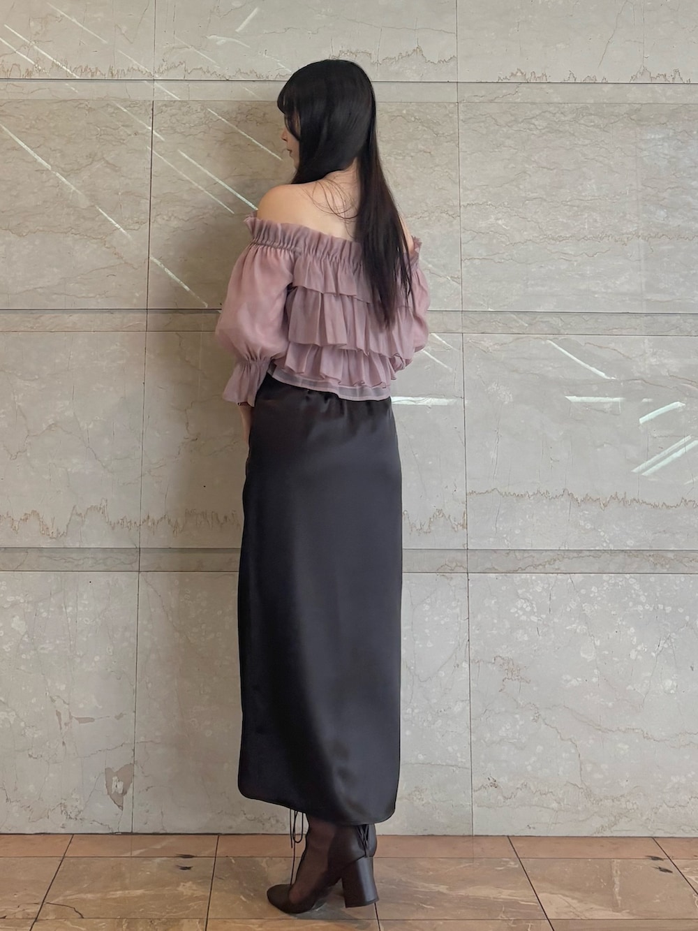 ブラウン系のスカート、ピンク系のシャツ/ブラウス、ブラウン系のブーツを着用したレディースの夏コーディネートの4枚目の写真