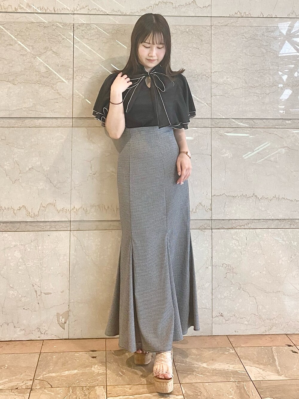 その他のスカート、その他のサンダル、ブラック系のシャツ/ブラウスを着用したレディースの春コーディネートの2枚目の写真