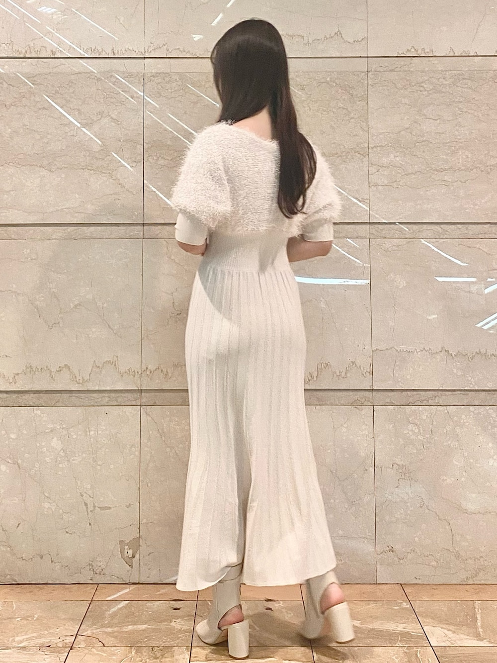 ホワイト系のワンピース、ホワイト系のブーツを着用したレディースの冬コーディネートの4枚目の写真