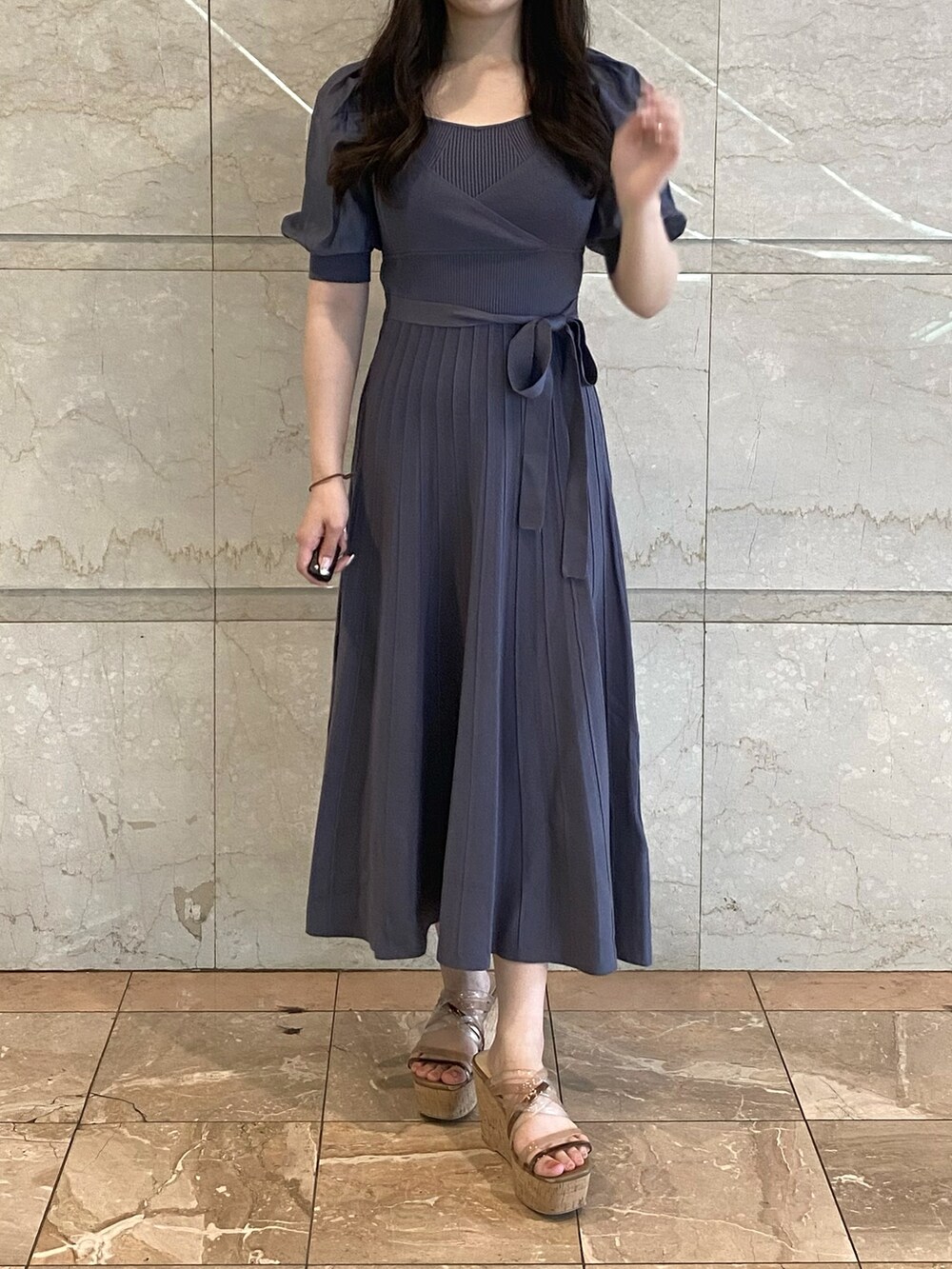 ブルー系のワンピースを着用したレディースの夏コーディネートの2枚目の写真