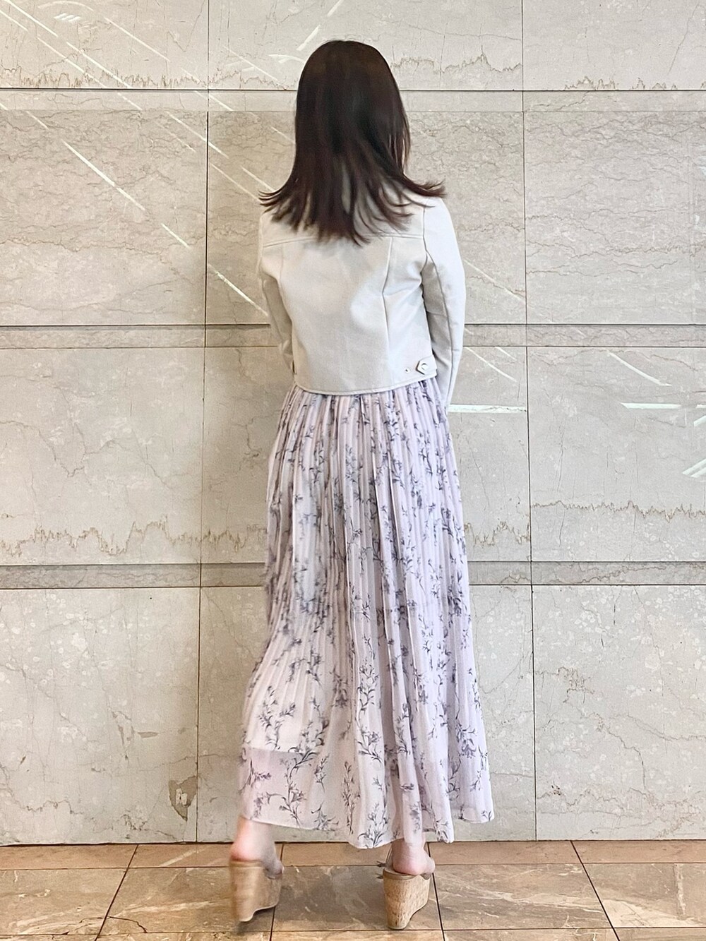 ピンク系のワンピース、その他のサンダル、グレー系のライダースジャケットを着用したレディースの春コーディネートの5枚目の写真