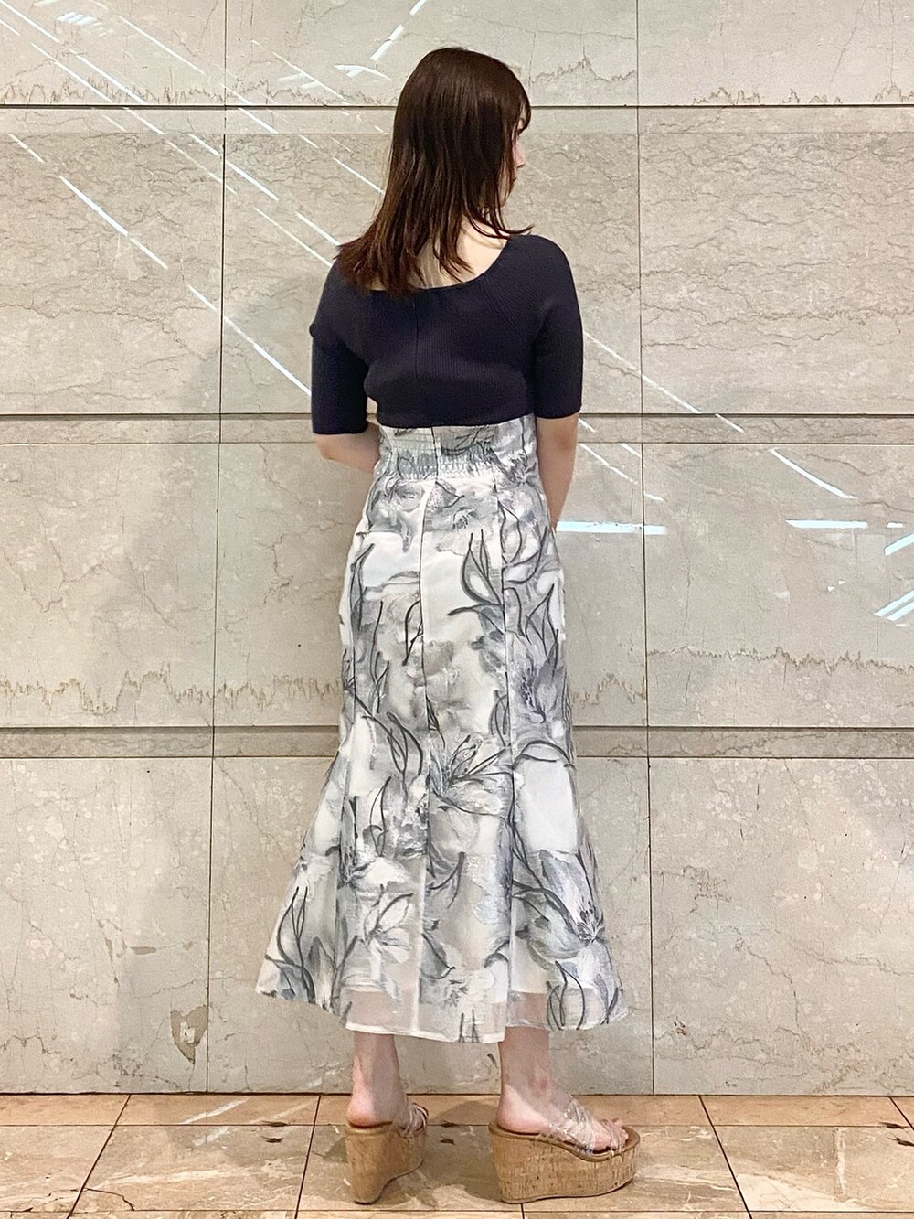 ホワイト系のショルダーバッグ、グレー系のワンピース、その他のサンダルを着用したレディースの春コーディネートの5枚目の写真