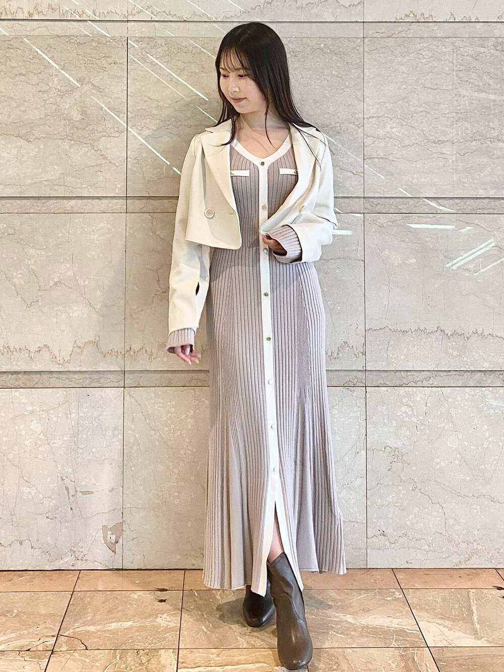 「MERCURYDUOのバイカラーリブマーメイドニットワンピース（ワンピース、ピンク系）」を使った、NANAさん（レディース・155cm）の冬コーディネートの2枚目の写真
