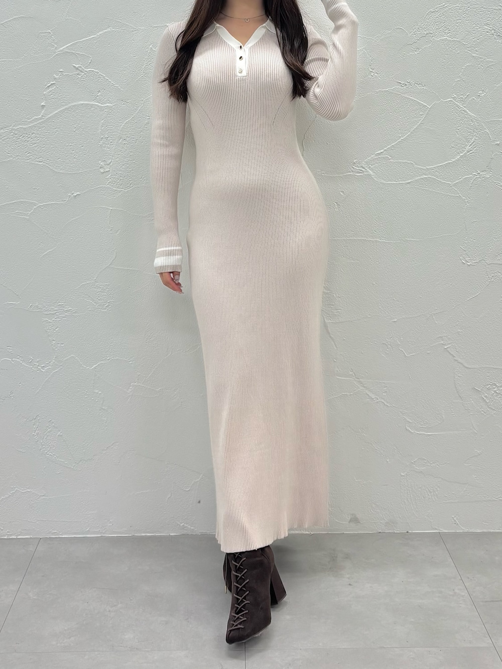 ベージュ系のワンピース、ブラウン系のブーツを着用したレディースの秋コーディネートの2枚目の写真