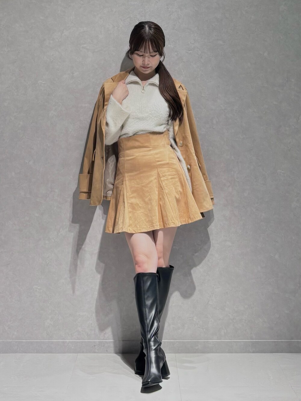 イエロー系のスカート、ホワイト系のニット/セーター、イエロー系のテーラードジャケットを着用したレディースの秋コーディネートの3枚目の写真