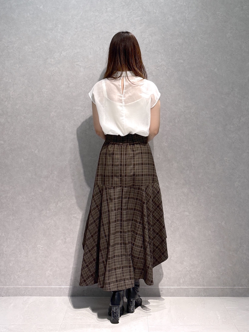 ブラウン系のその他パンツ、ホワイト系のシャツ/ブラウス、ブラック系のブーツを着用したレディースの秋コーディネートの4枚目の写真