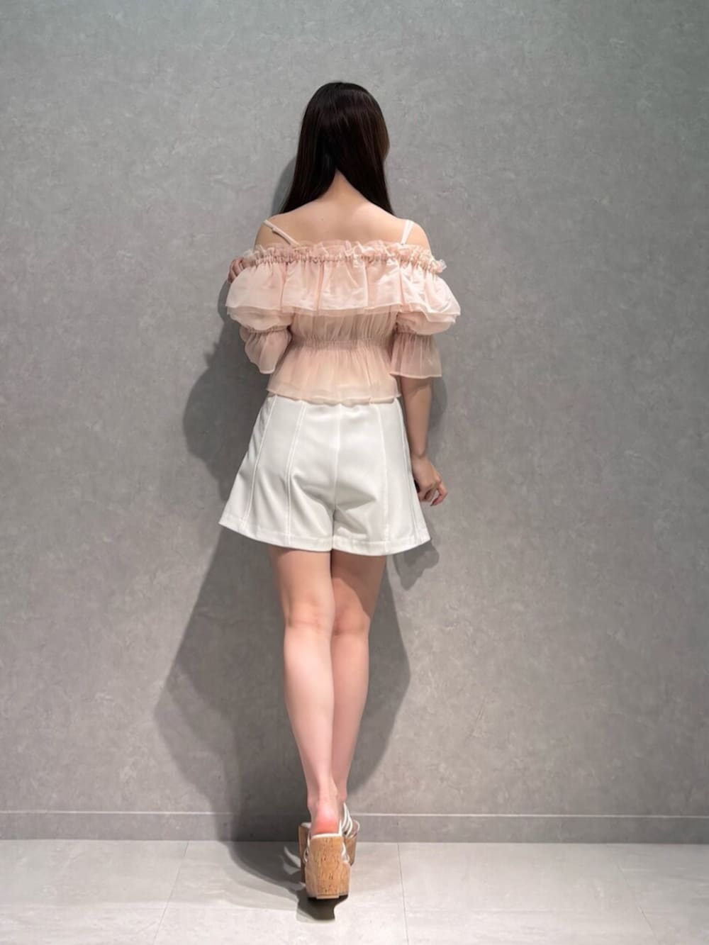 その他のサンダル、ホワイト系のその他パンツ、ピンク系のシャツ/ブラウスを着用したレディースの夏コーディネートの4枚目の写真