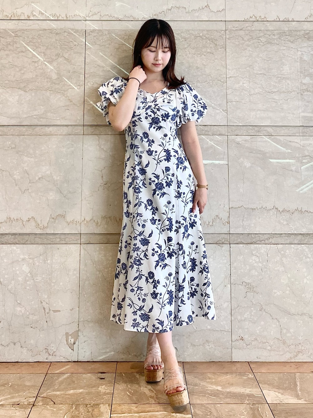 ホワイト系のワンピース、その他のサンダルを着用したレディースの夏コーディネートの4枚目の写真