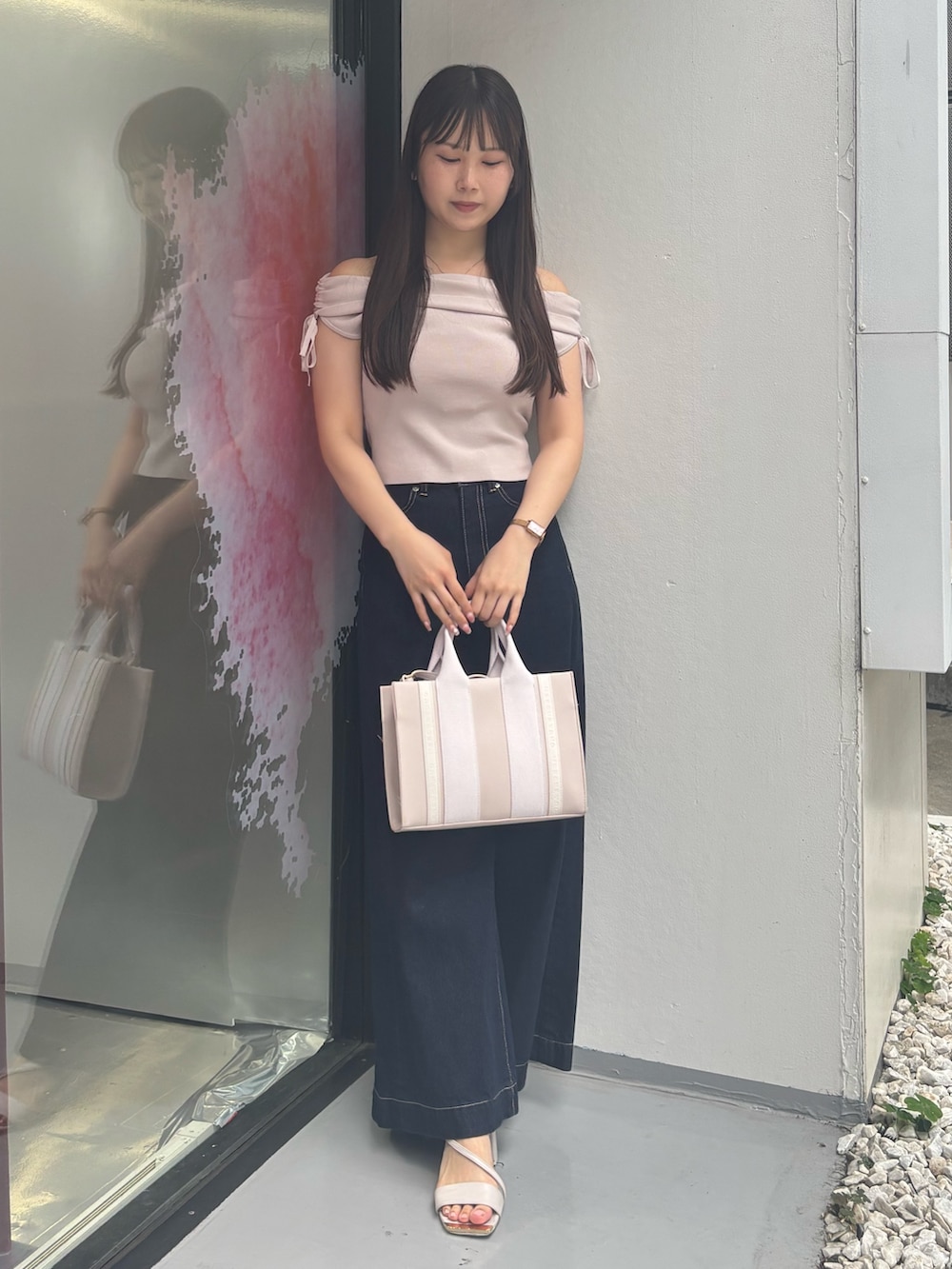 「Levi'sのLevis RIBCAGE WIDE LEG（デニムパンツ、ブルー系）」を使った、NANAさん（レディース・155cm）の夏コーディネートの2枚目の写真