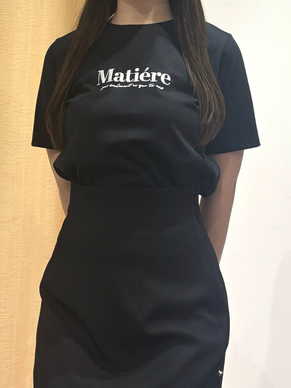 ホワイト系のサンダル、ブラック系のスカート、ブラック系のTシャツ/カットソーを着用したレディースの夏コーディネートの5枚目の写真