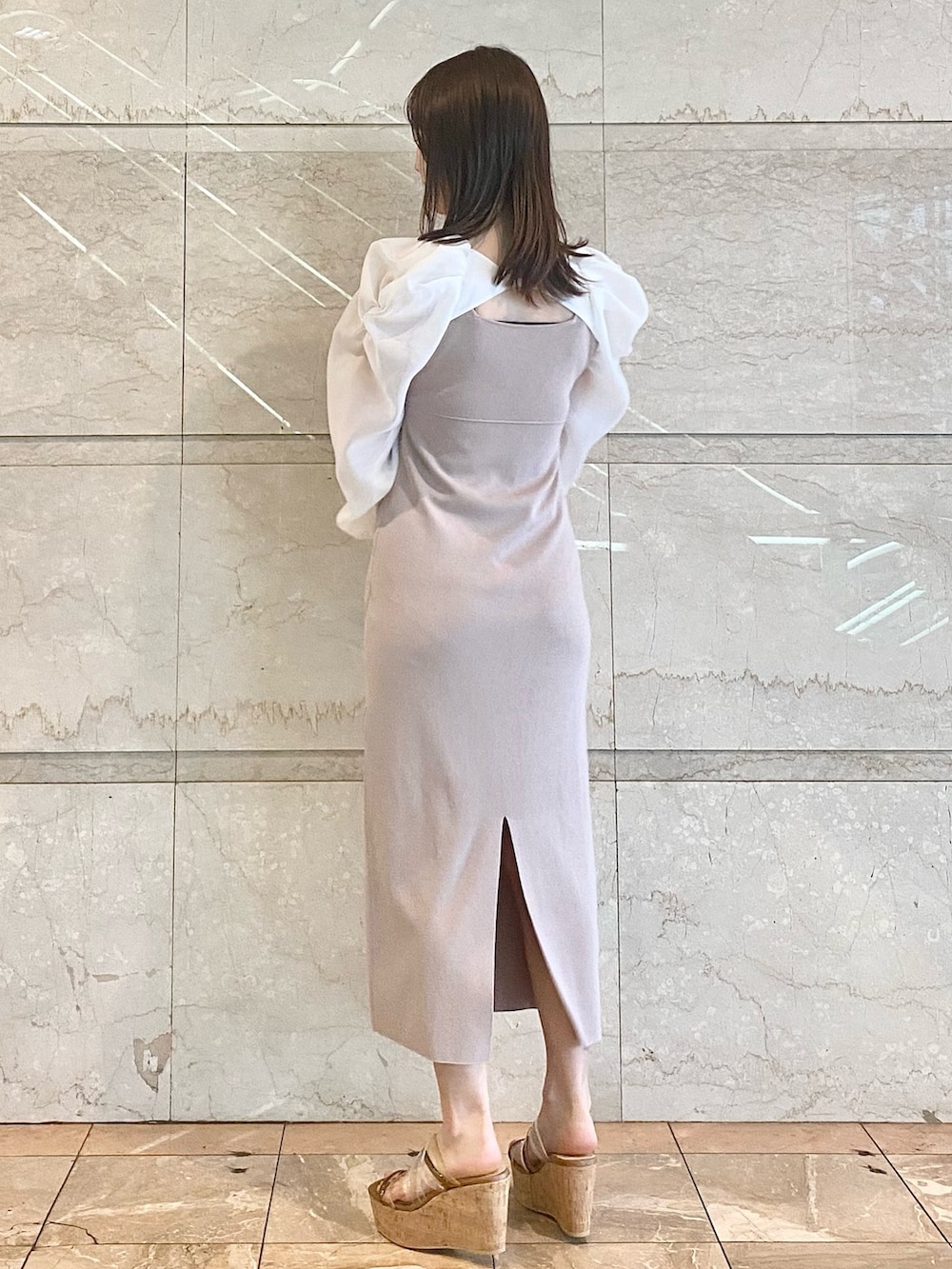 ベージュ系のワンピース、ブラウン系のサンダルを着用したレディースの春コーディネートの3枚目の写真