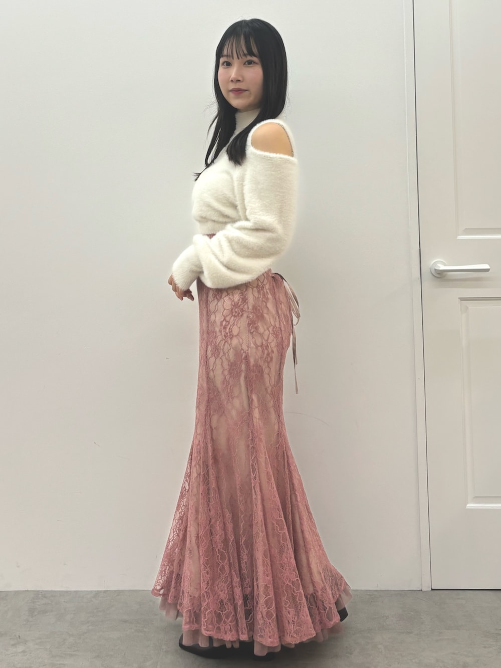 「MERCURYDUOの裾チュールレースマーメイドスカート（スカート、ピンク系）」を使った、NANAさん（レディース・155cm）の秋コーディネートの2枚目の写真