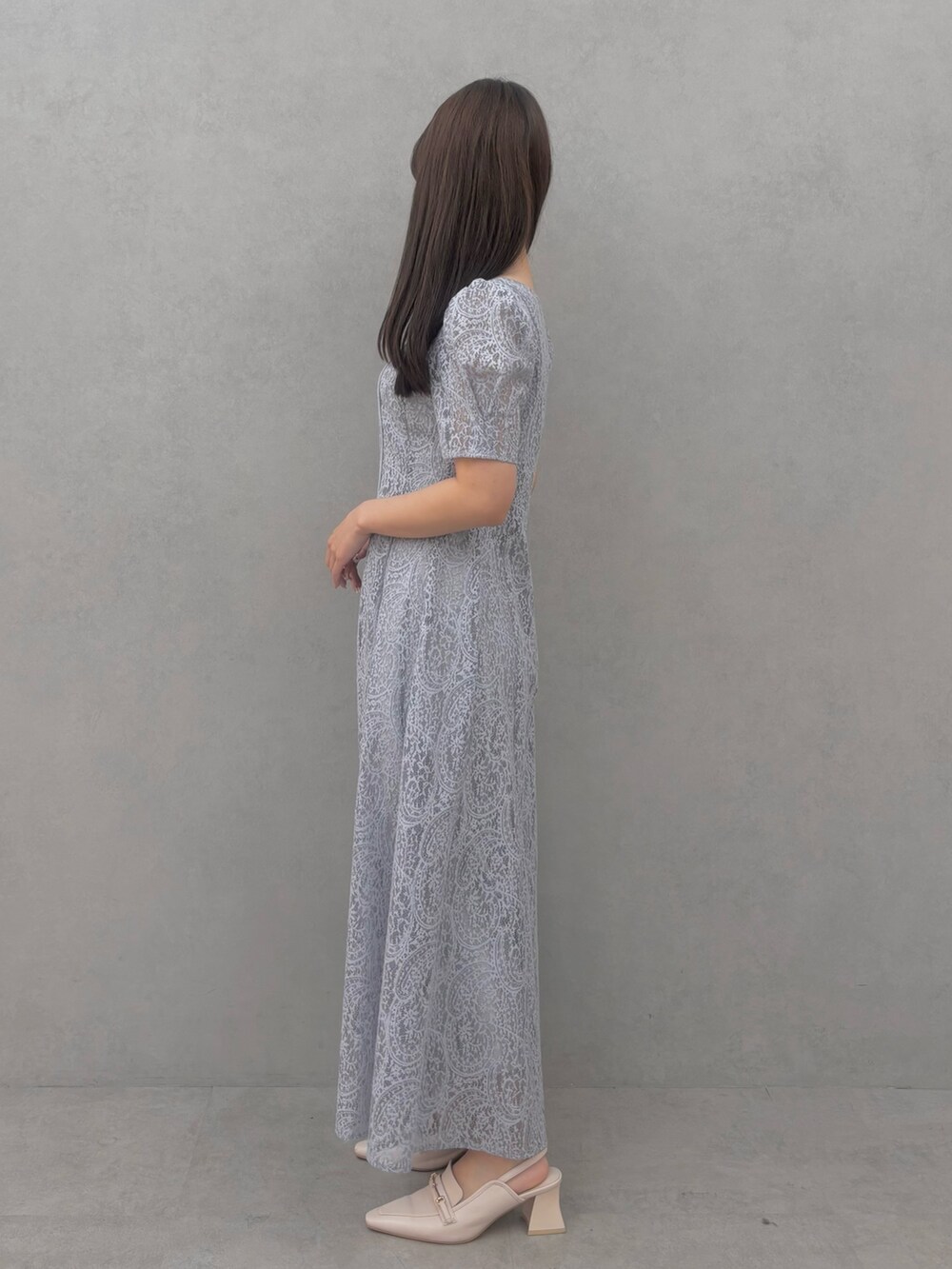 ブルー系のワンピース、ホワイト系のパンプスを着用したレディースの冬コーディネートの3枚目の写真