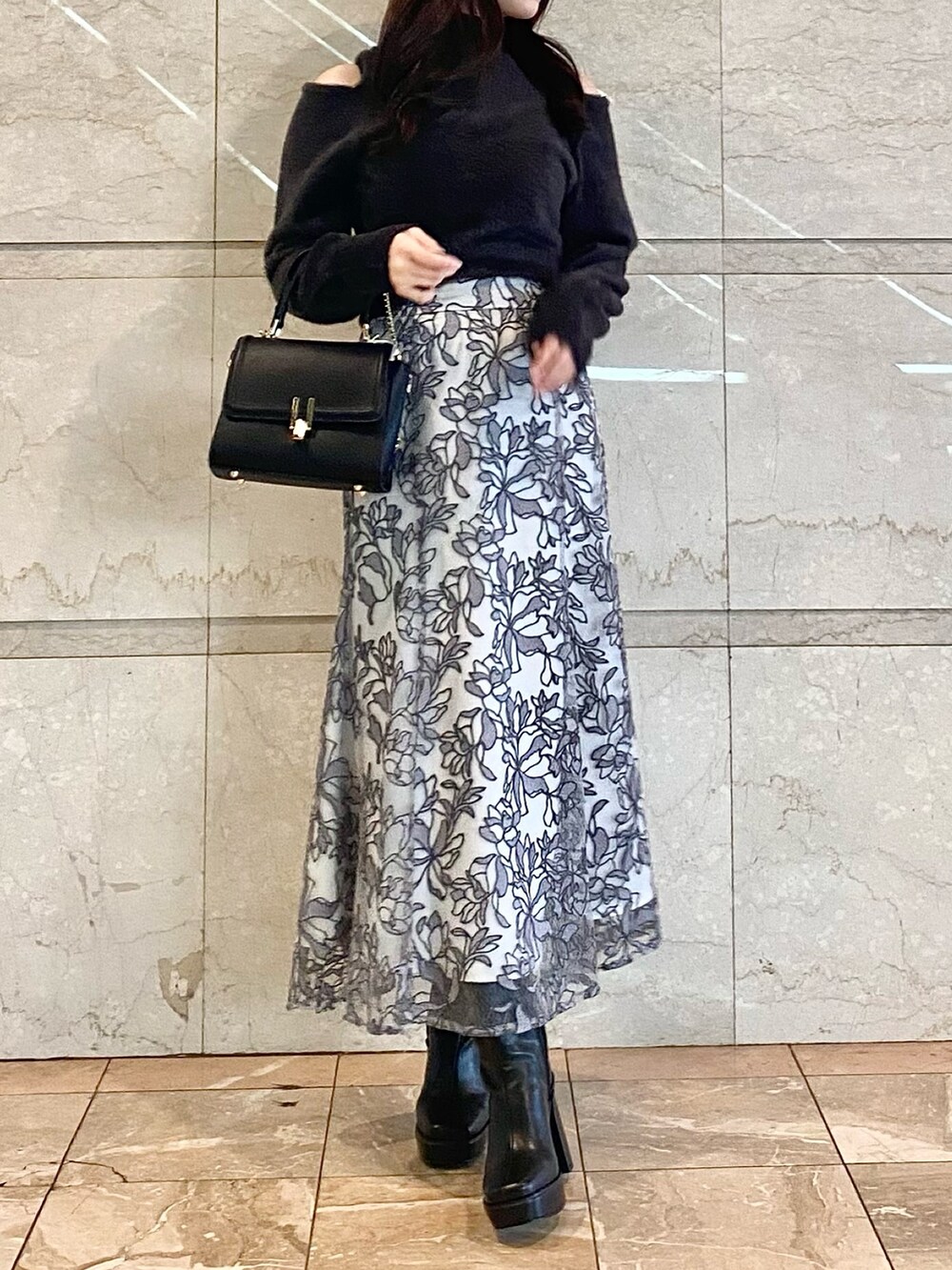 ブラック系のブーツ、ブラック系のショルダーバッグ、グレー系のニット/セーターを着用したレディースの秋コーディネートの5枚目の写真