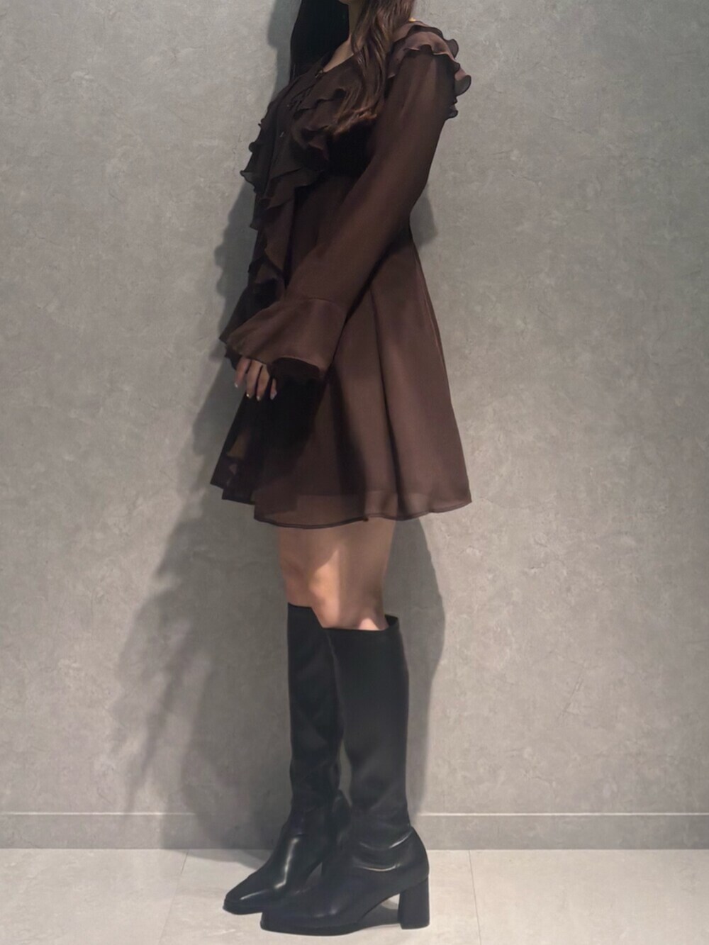 ブラック系のブーツ、ブラウン系のワンピースを着用したレディースの秋コーディネートの2枚目の写真