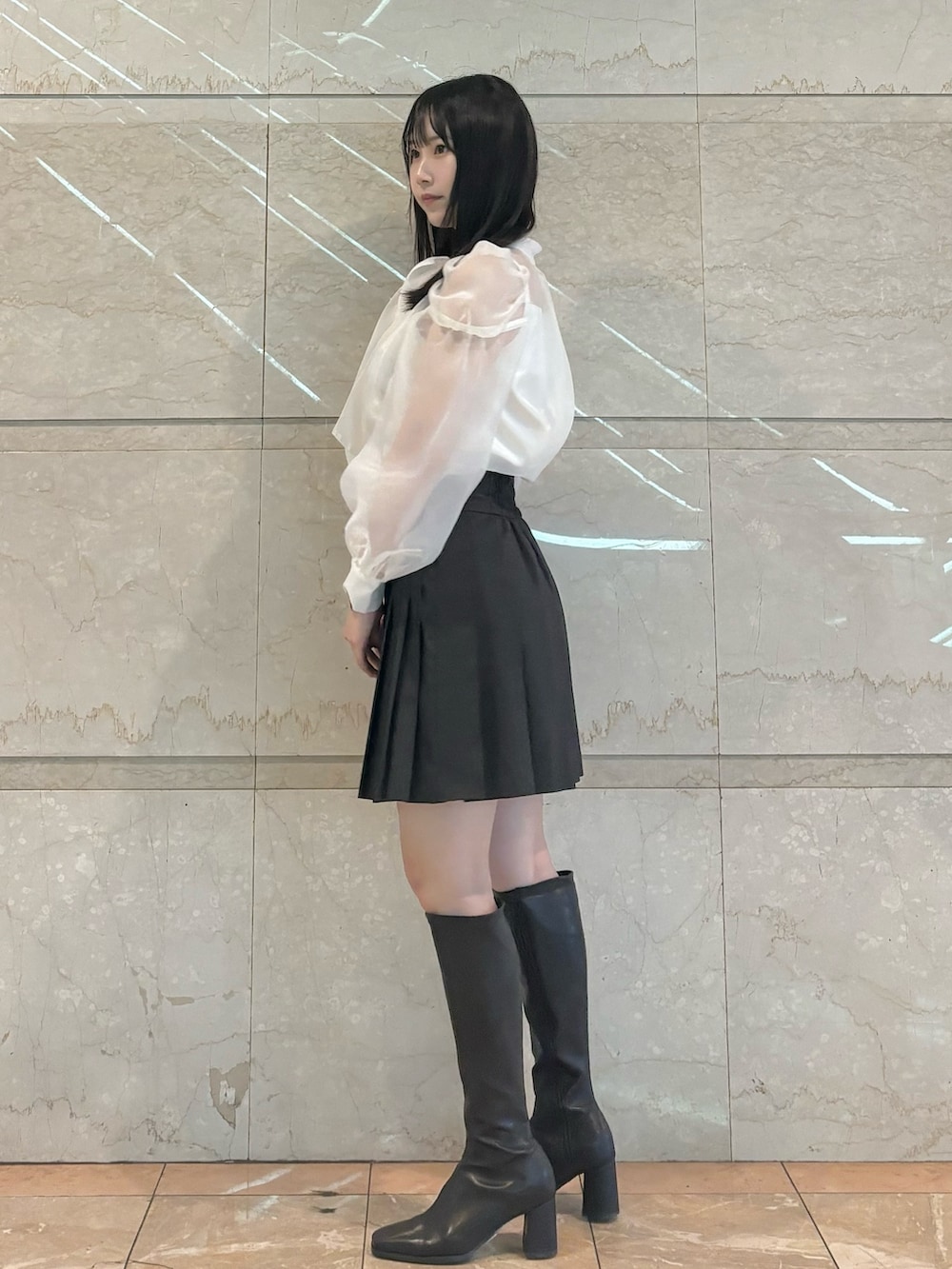 ブラウン系のブーツ、ホワイト系のシャツ/ブラウス、ブラウン系のその他パンツを着用したレディースの秋コーディネートの4枚目の写真