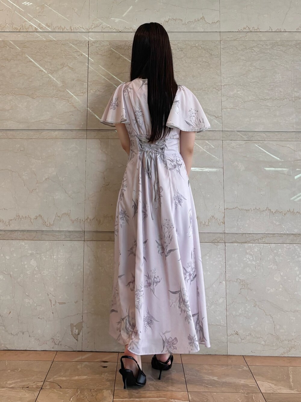 ホワイト系のハンドバッグ、ピンク系のワンピース、ブラック系のパンプスを着用したレディースの夏コーディネートの5枚目の写真