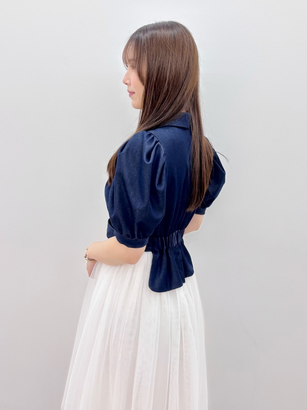 ブルー系のワンピース、ホワイト系のサンダルを着用したレディースの春コーディネートの4枚目の写真