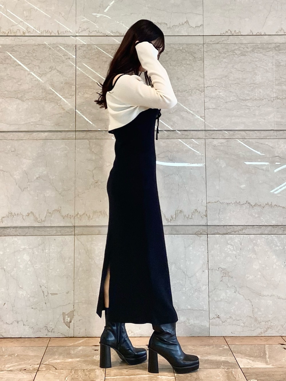 ブラック系のワンピース、ブラック系のブーツを着用したレディースの秋コーディネートの4枚目の写真