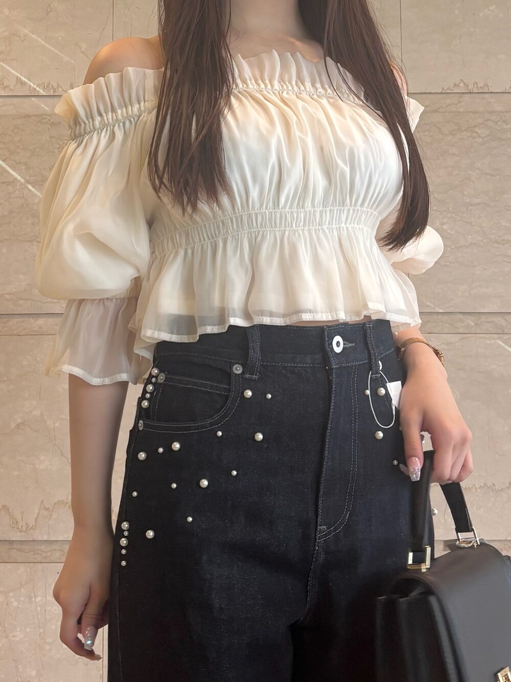 ブルー系のデニムパンツ、その他のサンダル、ホワイト系のシャツ/ブラウスを着用したレディースの夏コーディネートの5枚目の写真