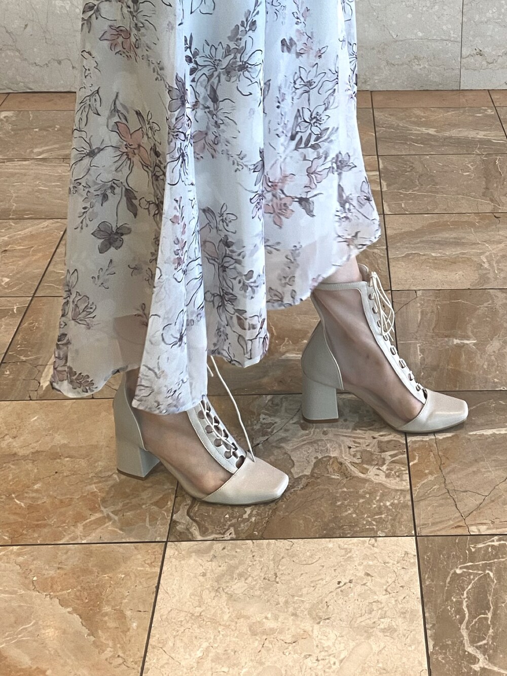 ベージュ系のワンピース、レッド系のハンドバッグ、ホワイト系のブーツを着用したレディースの夏コーディネートの6枚目の写真