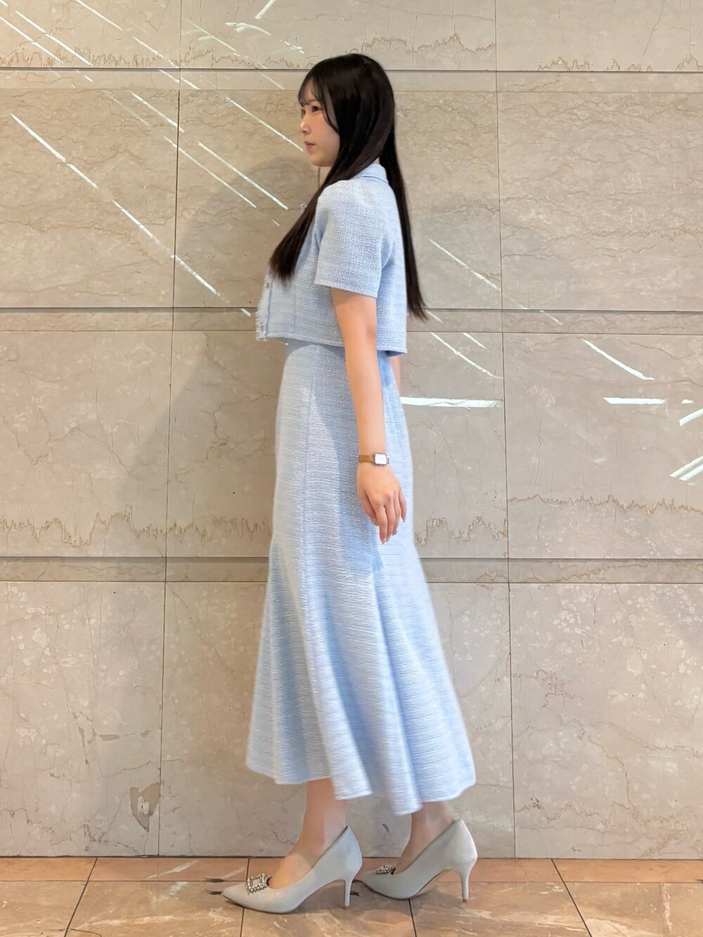 ブルー系のワンピース、ブルー系のその他アウター、シルバー系のパンプスを着用したレディースの春コーディネートの3枚目の写真