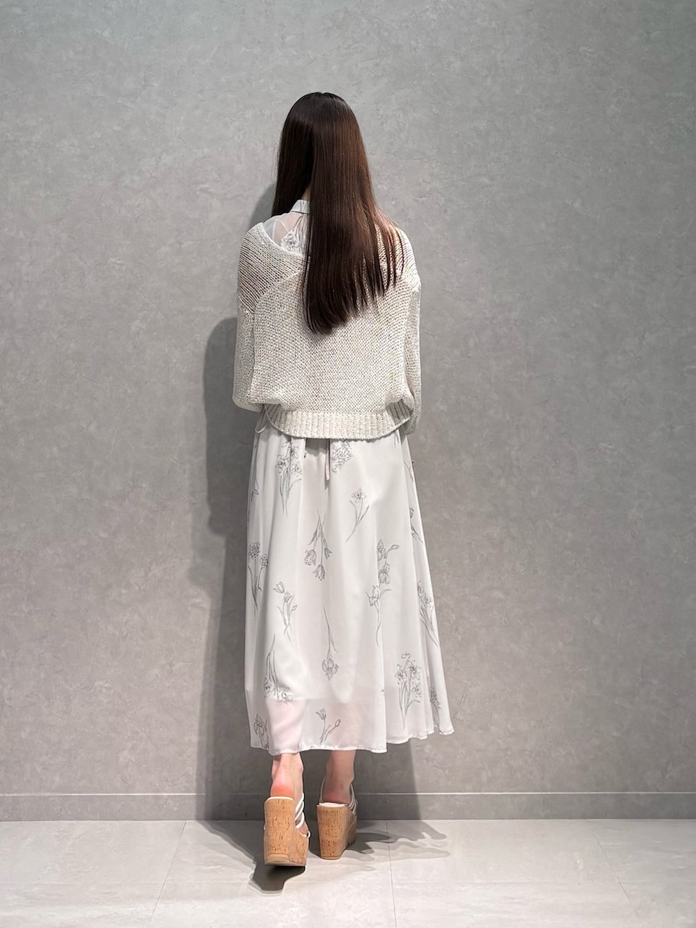 グレー系のワンピース、その他のサンダル、ベージュ系のハンドバッグを着用したレディースの夏コーディネートの5枚目の写真